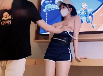 Người đẹp bán TV và người khách may mắn