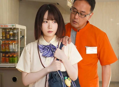 Quản lý trẻ bắt quả tang em gái ăn cắp vặt trong cửa hàng