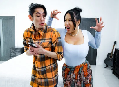 Con trai ấy làm cho mẹ kế xăm trổ hàng múp đạt khoái cảm