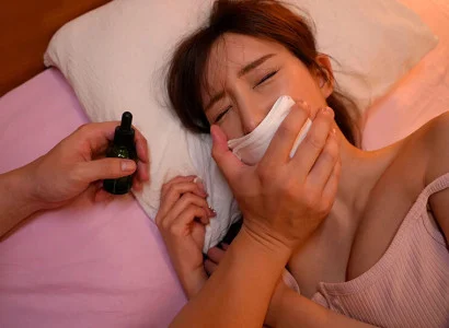 Người kia để cô em họ xinh đẹp uống thuốc mê rồi quan hệ